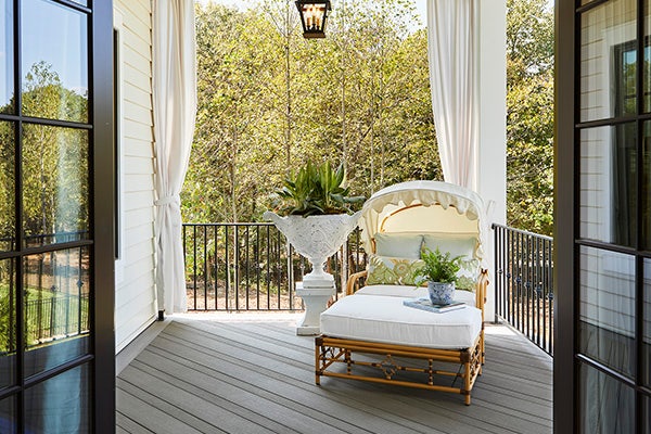 Southern-style porch with TimberTech AZEK Vintage Collection Decking in wide- & narrow-width