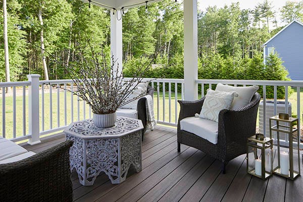 How to choose a deck railing color for a traditional design