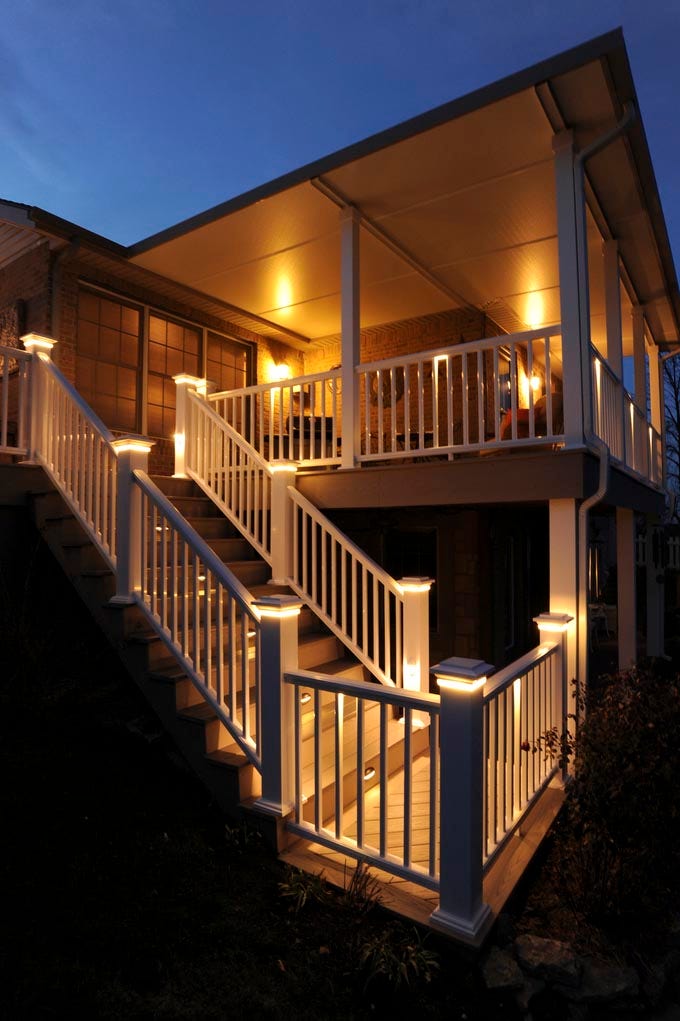 AZEK_Lighting_PostCap_Riser_UnderRail_Evening_02.jpg