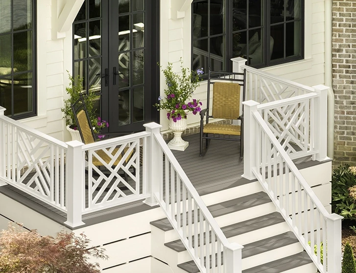 Back deck with Pinnacle railing and stairs