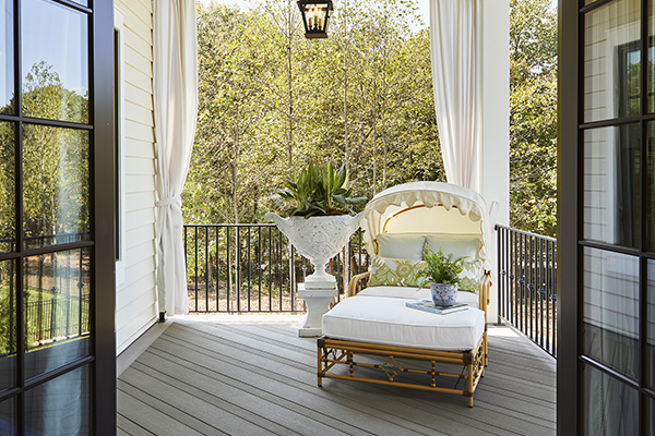 Southern-style porch with TimberTech AZEK Vintage Collection Decking in wide- & narrow-width