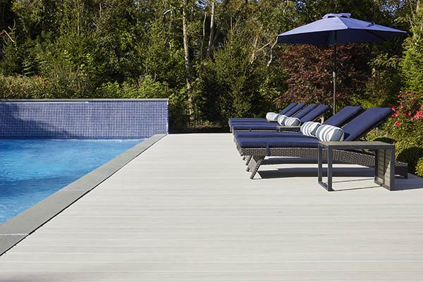 White and light deck color ideas by TimberTech