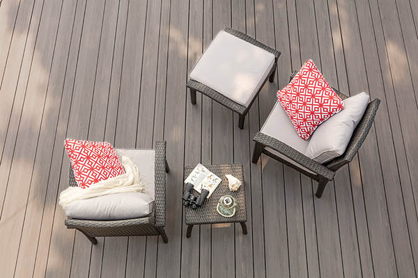 Big backyard ideas choose bold pillows and throws