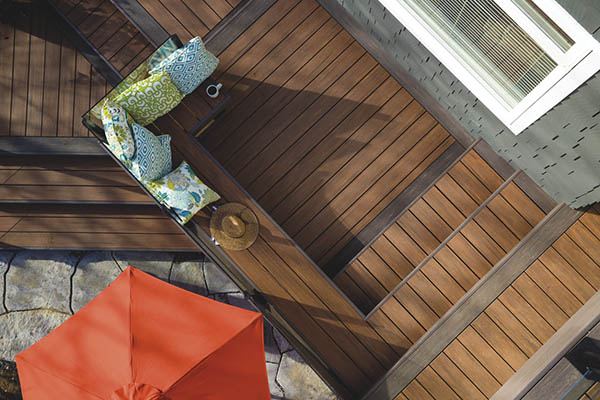 Contrasting composite deck board colors