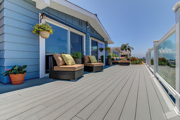 Deck color ideas for coastal homes are light and fresh
