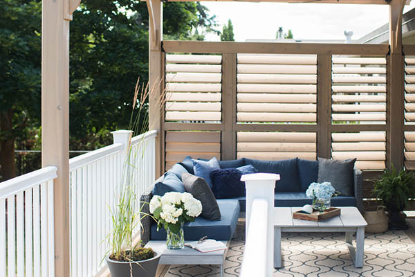 Built-in slatted panel deck privacy screen
