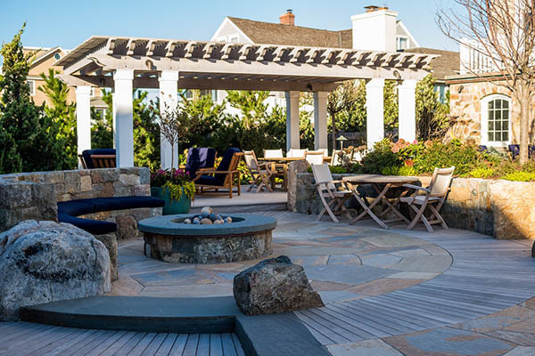 Circular furnished patio and pergola