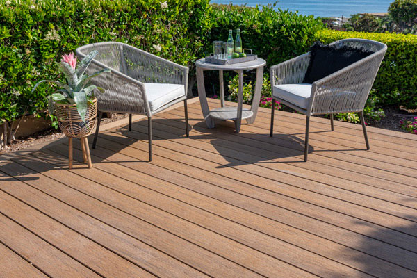 A composite deck featuing Dark Roast and Antique Leather boards