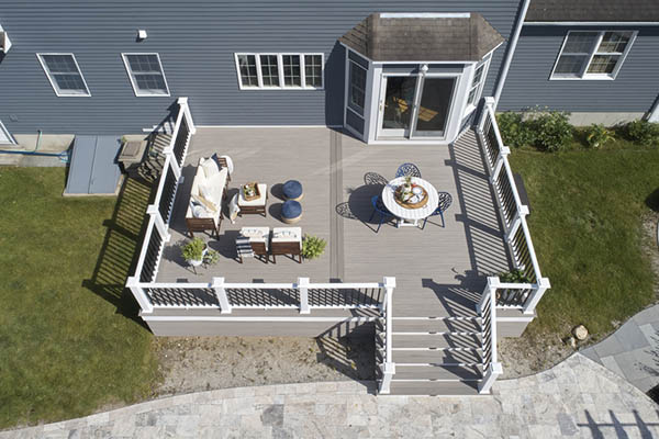 Coastal style deck color schemes for blue homes