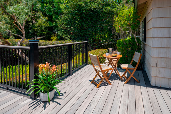 A composite deck featuring Ashwood and Espresso decking