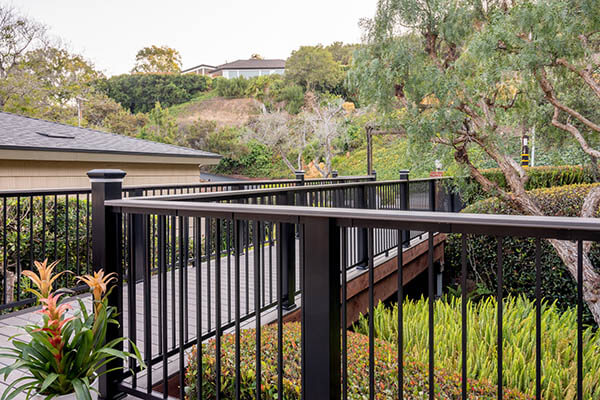 DIY deck railing with aluminum balusters