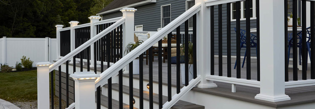 Deck railing design ideas with contrasting rail and baluster colors