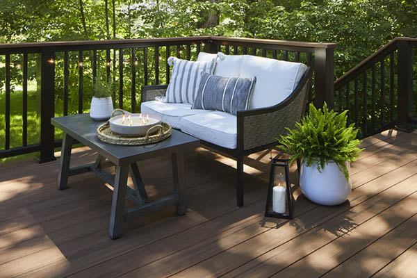 Deck railing design ideas for a woodland deck