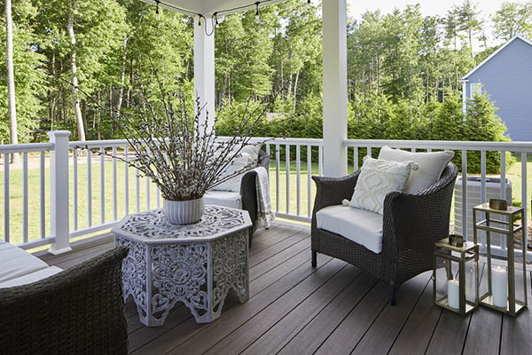 How to choose a deck railing color for a traditional design