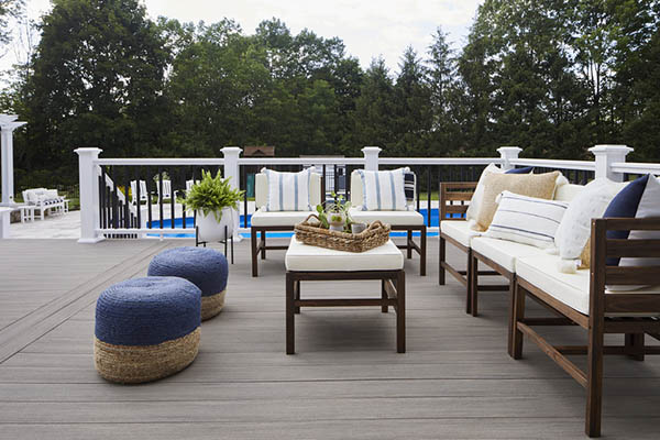 How to choose a deck railing color for a coastal aesthetic