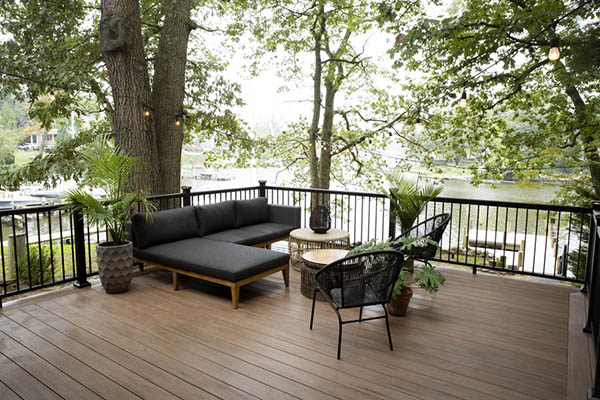 How to choose a deck railing color for a modern aesthetic
