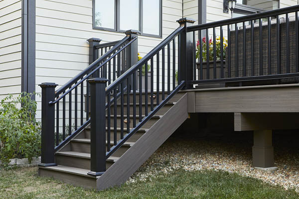 How to choose a deck railing color to complement your home