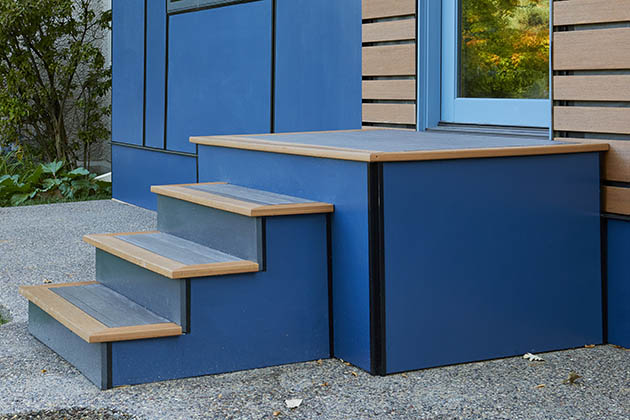 Mid-century modern porch featuring bright blue paint