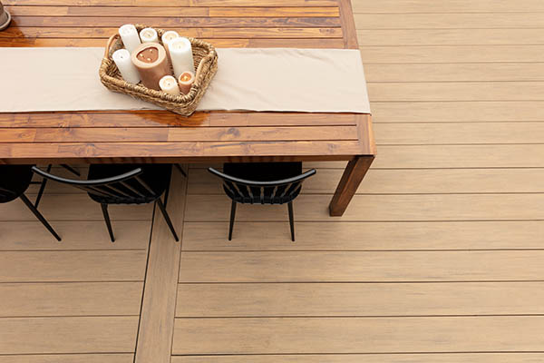 Deck room ideas for a dining room include a minimalist tablescape