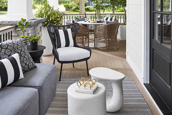 Front porch decorating ideas include a high contrast color scheme